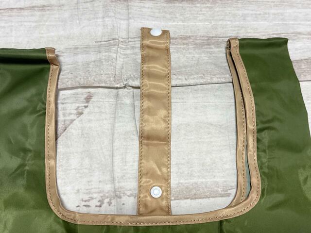 たたんでまとめられるストラップ付き