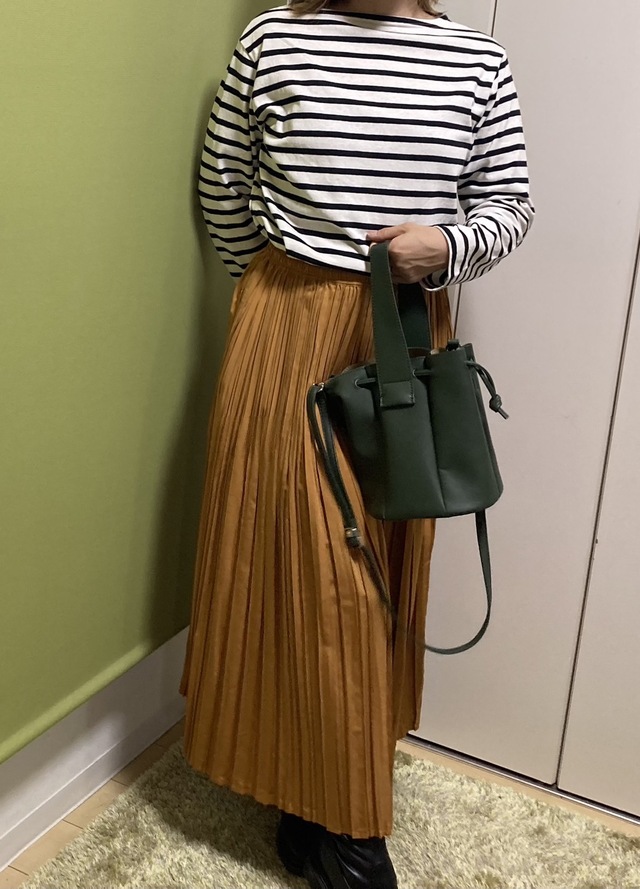 【ワークマン 撥水ランダムプリーツスカート レディースサーバーバスクシャツ】ブラックの革ブーツを合わせて