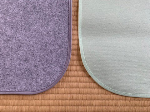 【ニトリ 除湿シート比較】カーペットのような素材（左）と不織布のような素材