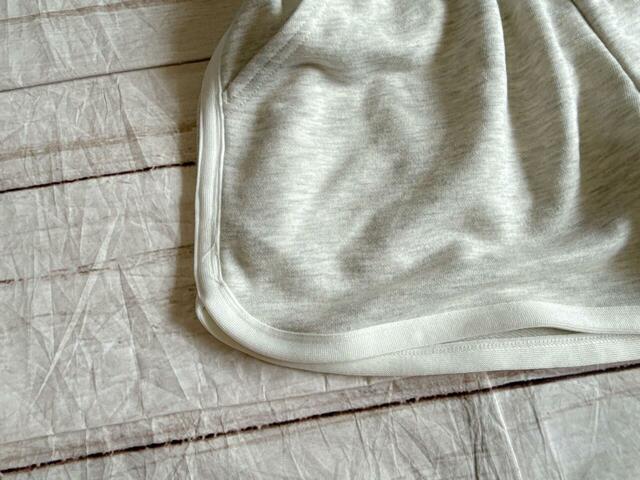 オフホワイトのパイピング付き。淡い杢グレーカラーが大人かわいい♪