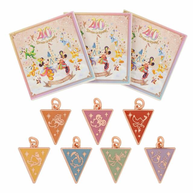チャーム 1,000円｜サイズ：（パッケージ）縦約8×横約8cm ※この中には全7種のうち1種が入っていまし。｜東京ディズニーリゾート40周年“ドリームゴーラウンド”スペシャルグッズ｜発売日：2023年4月10日（月）｜販売店舗：東京ディズニーランド「グランドエンポーリアム」、東京ディズニーシー「エンポーリオ」