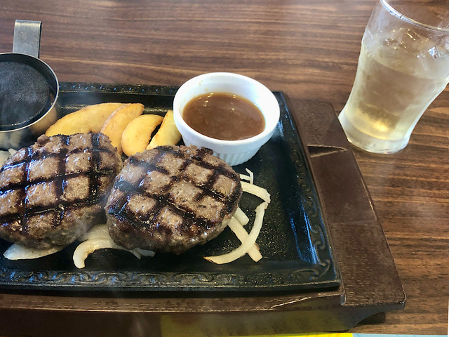 【ステーキガスト　超粗びきステーキバーグ約120g×2】しっかりサラダを食べたら、メインのハンバーグを頬張りましょう！