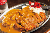 ナポリ（習志野）　カツカレー 750円（11：00～14：00は700円）　味・ルックスともに、これぞ「ザ・カツカレー」。福神漬けやらっきょうがよく合う。