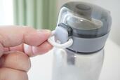 飲み口のふたをロックできる