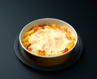「チーズに溺れる!4種のチーズグラタン」<価格:536円(税込578円)>【“背脂・バターソース・にんにく・チーズ”の背徳食材!ファミマに「背徳のコンビニ飯」が全8種類登場!】