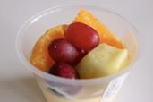 【ロピア プリンアラモード:699円】ぶどうやオレンジ、メロンがゴロッと乗っています♪
