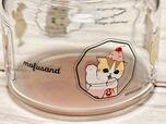 ガラス製の本体には、かわいいにゃんこたちのイラストがぐるりとプリントされています