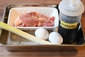 【黄金比「てりやきのたれ」・電子レンジで親子丼】材料は鶏肉、卵、ねぎ、てりやきのたれ