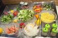 サラダバーに並ぶ豊富な種類の野菜が並びます
