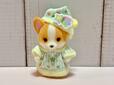 赤ちゃんは、グリーンのストライプ衣装