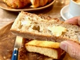 【カタネカフェ】フランスパンにバターをつけていただきました
