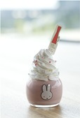 【KOBE PORT TOWER × Dick Bruna TABLE in KOBE Waterfront】神戸ポートタワー　展望3階／Ready go round「ミッフィーのプリントボトルに入ったいちごプリン」がかわいい