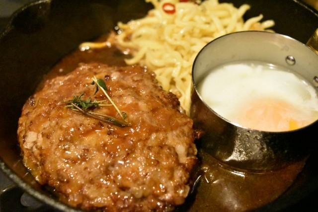 MANDYS自慢のハンバーグはオリジナルソースで。