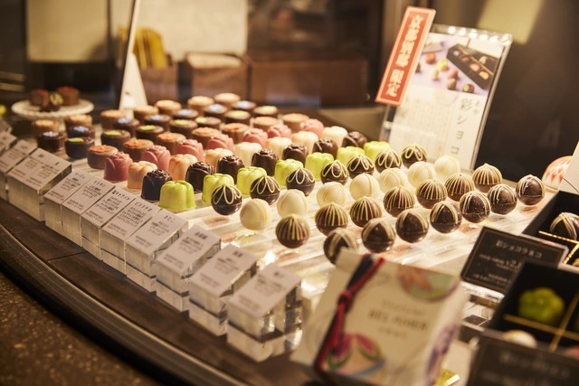 【ベルアメール 京都別邸】宝石のようなチョコレートがショーケースに並びます