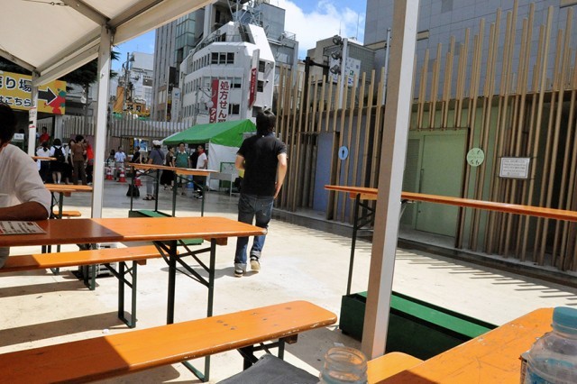 激辛グルメ祭り／しばらく悶絶した後、トイレに向かうライター菊池。ダメージは大きいようだ