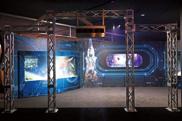 案内人のAI「ウアス」。ミストカーテンに映し出された彼女が館内を紹介してくれる。アクアリウム宇宙旅行「UNDER WATER SPACE」【神奈川・みなとみらい】