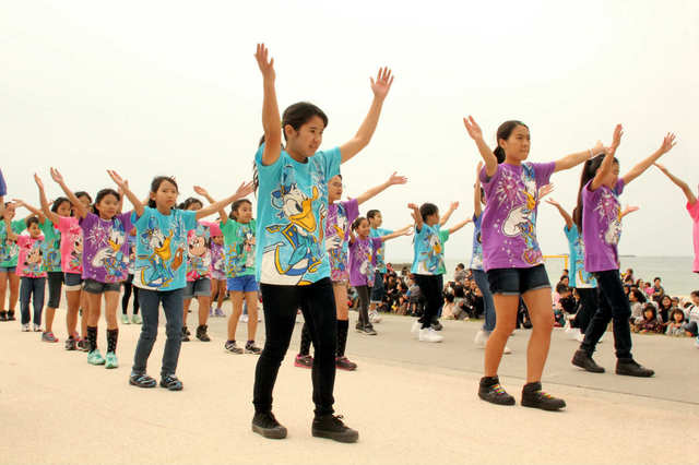 沖縄の元気なキッズダンサー - We are One 豊見城パレード