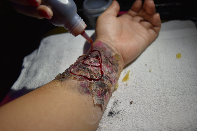 超絶叫! 六本木『怪談BARスリラーナイト』傷メイクの作り方（その7）～気持ち悪い赤い液体が！！～