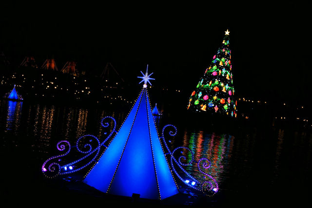 カラー・オブ・クリスマス　鮮やかなツリー