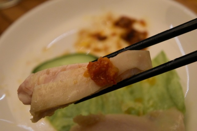 チリソースをつけて