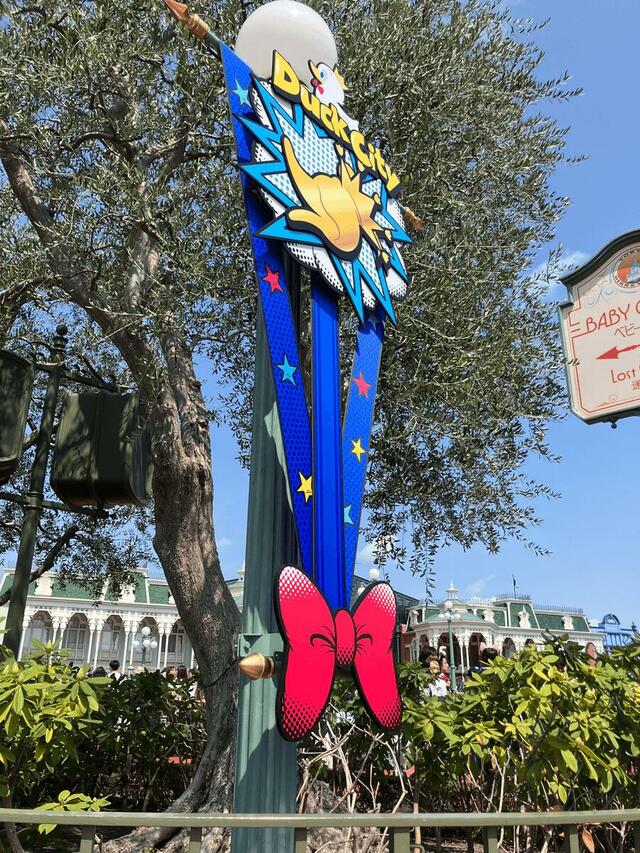 現地のデコレーションのようす【「ディズニー・パルパルーザ“ドナルドのクワッキー・ダック!ダック!ダックシティ!”」】