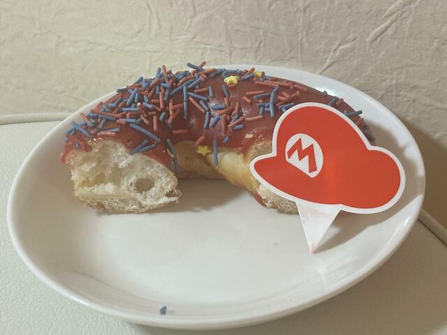 【クリスピー・クリームドーナツ×映画『ザ・スーパーマリオギャラクシー・ムービー　マリオストロベリー】上のマリオのピックは食べられません