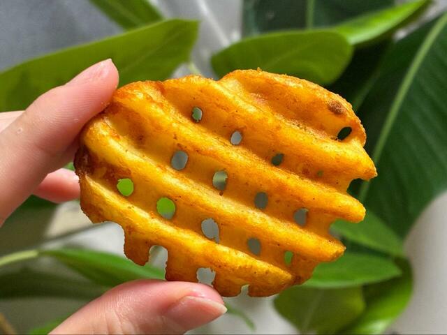 【業務スーパー　スパイシーポテト　ワッフルカット】トースターでカリッと焼けば、外サク中ホクの絶妙バランスに