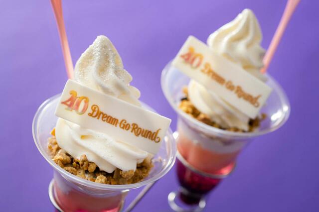 スペシャルサンデー(ピーチ、ベリーソース、チーズクリーム、グラノーラ) 780円｜東京ディズニーリゾート40周年“ドリームゴーラウンド”スペシャルメニュー