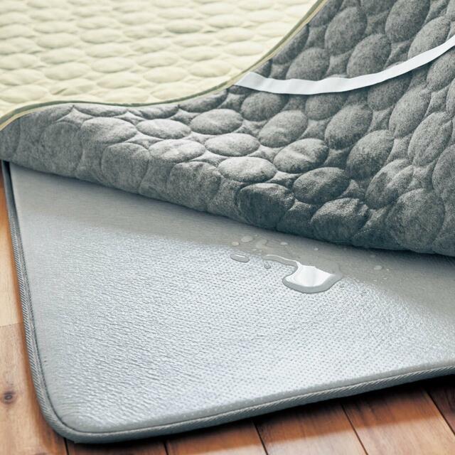 【ベルメゾン　＜ベビー対応・防水タイプ＞お手入れ簡単なラグの下に敷くアンダーラグ｜￥6,990～12,980 （税込）】サッと拭くだけでお手入れ完了！嬉しい防水機能も付いてます