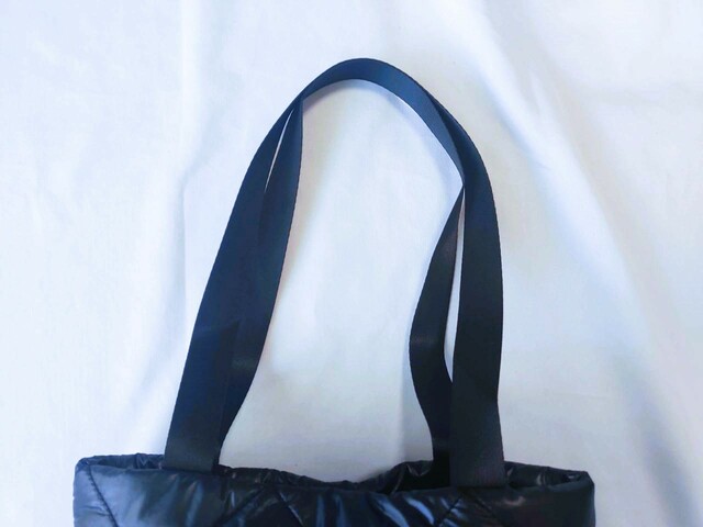 持ち手は長く、ショルダー持ちも可能