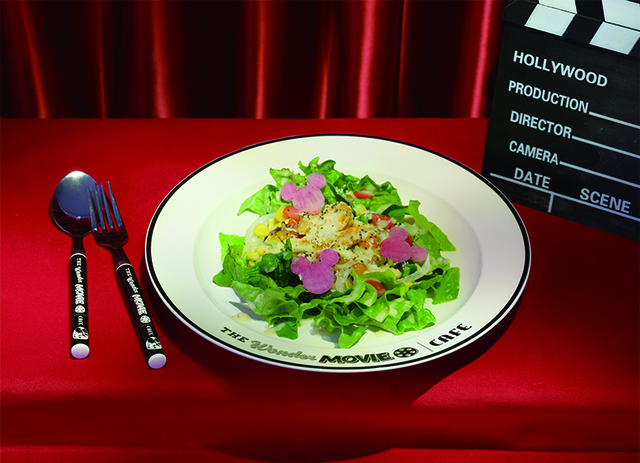 グリルチキン&ナッツ シーザーサラダ 1,000円(税込1,100円)|ディズニー100周年「The Wonder Movie CAFE」
