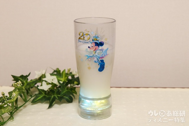 スーベニアタンブラー プラス ¥900｜乳白色のドリンクを入れたところ