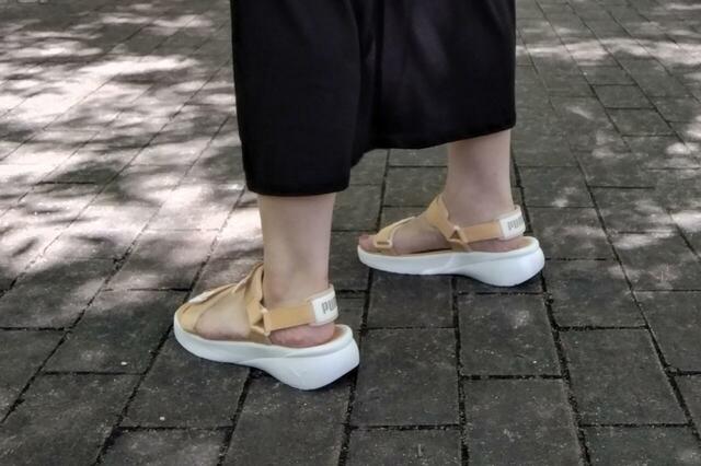 【PUMA ソフトライド VOLA サンダル】かかとを包むような設計で、階段やでこぼこ道でも安定感あり!
