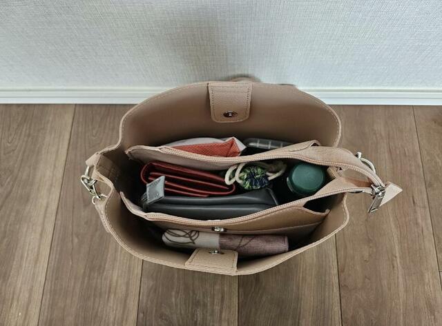 【LAKOLE　ワンハンドル2WAYスクエアバッグ3】無理なく全部入りました！外側のポケット部分にはまだ余裕があります
