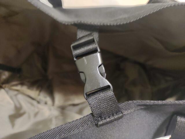 バックル式の留め具付き