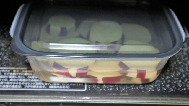 【セリア とにかく洗いやすい保存容器】こちらも蓋をしたまま加熱できる