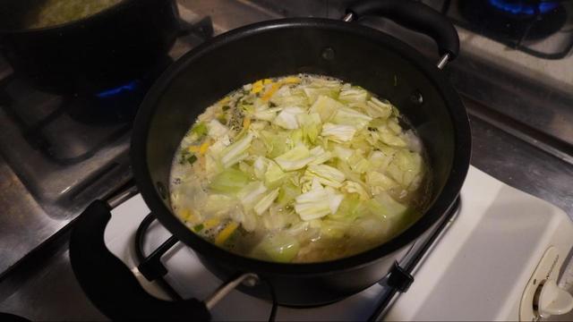 550mlの水を沸騰させ、麺とかやくとスープ、具材を入れます