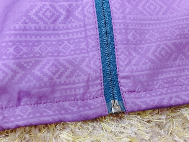 【ワークマン レディース高撥水シェルジャケット(エンボスタイプ)】深緑色のファスナーがポイントになっています