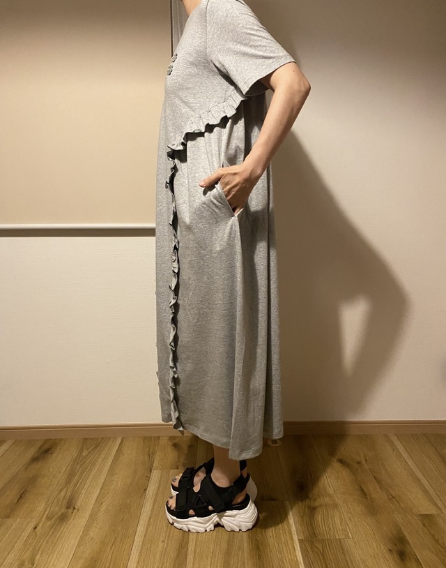 【ユニクロ×セシリー・バンセン フリルTワンピース】身長165cm・Lサイズ着用（GRAY）。両サイドにポケット付きで便利！