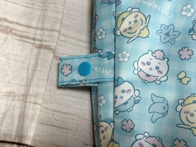 バッグをまとめられるストラップは、使わないときは留めて短くすることも可能