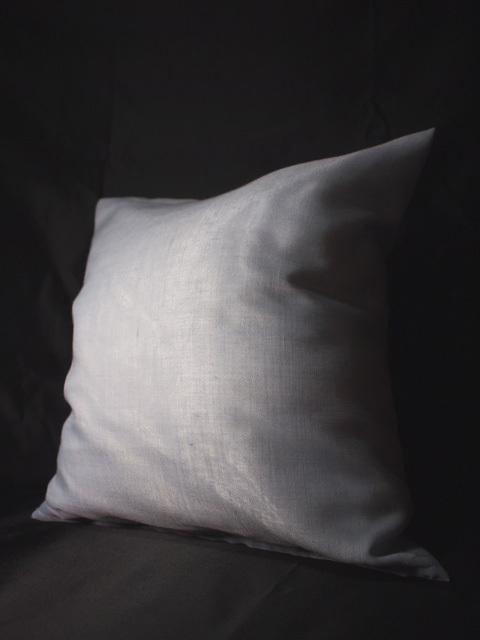 「ホテルオークラ東京」壁紙を再利用したクッション（スイート）