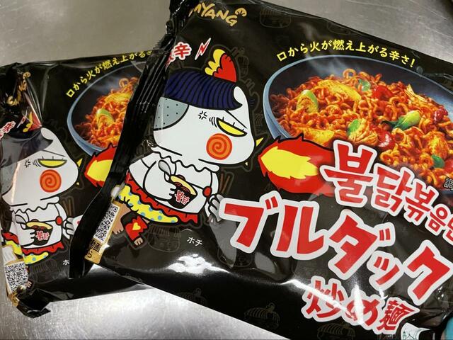 【ブルダック炒め麺（袋）】とても辛そうなパッケージ！