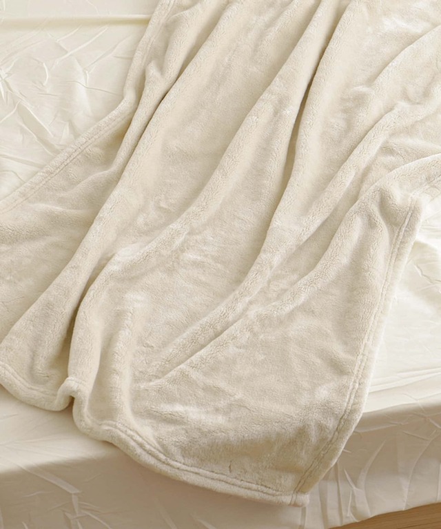 【3COINSの防寒小物グッズ売上ランキング 6位】「厚手ブランケット」550円（税込）