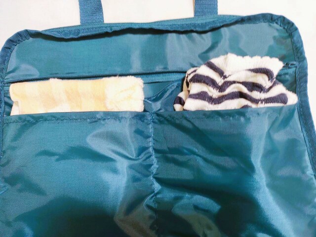 仕切り部分には、靴下、ハンカチなどを入れるのにぴったり