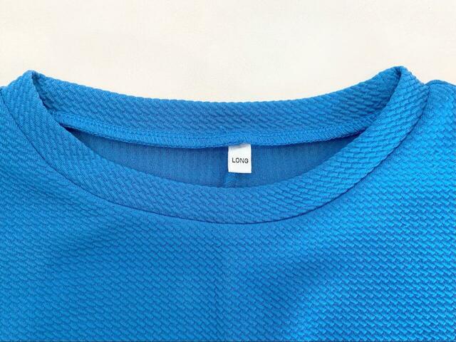 【coca エンボス加工マキシ丈ノースリーブワンピース】襟元はほどよい空き具合のクルーネックです