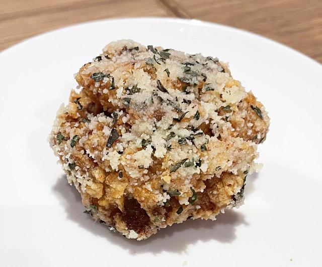 「くらふと」のからあげ「もも・バジルチーズ」（1個・150円）