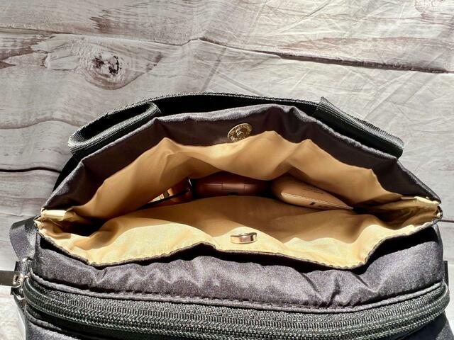 フロント側のスペースには、ハンドクリームやクッションファンデ、イヤフォンなどを入れました