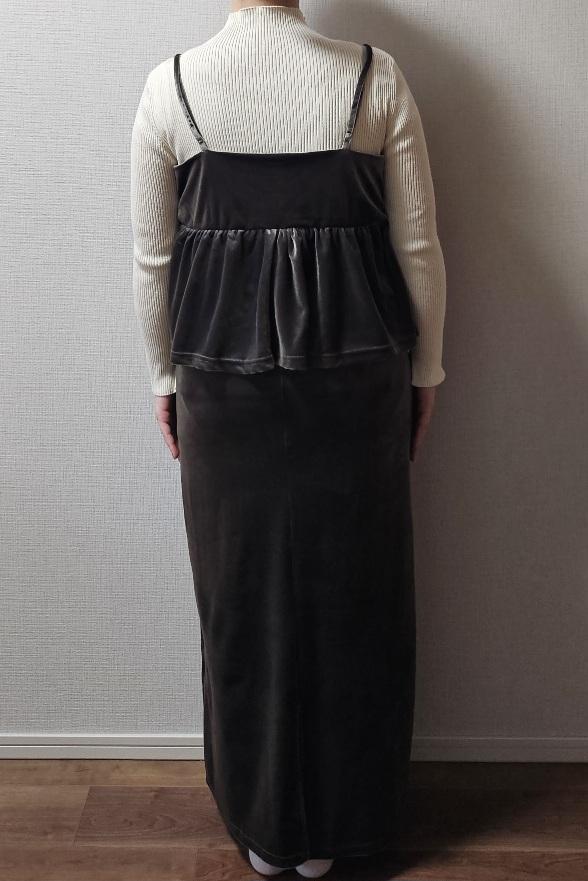 【coca　ベロアドッキングキャミワンピース】ストンと落ちるロング丈で、気になる腰回りや下半身もカバーしてくれます◎