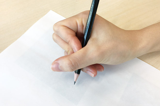 【間違った持ち方例】親指が上にかぶさった持ち方