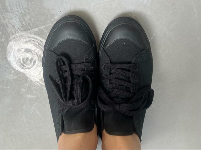 【無印良品 疲れにくい撥水スニーカー】撥水加工つきなので、多少の雨なら気にせず歩けます♪